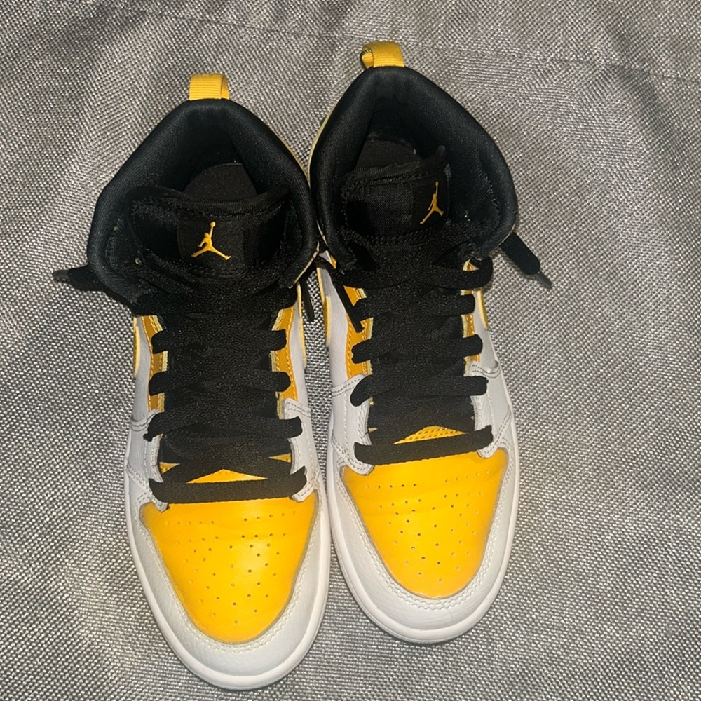 Jordan 1 University Gold size 2.5y